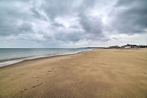 Chic Manistee Cottage: Steps to Lake Michigan!
