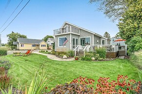 Chic Manistee Cottage: Steps to Lake Michigan!