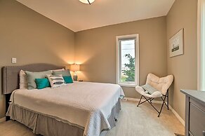 Chic Manistee Cottage: Steps to Lake Michigan!