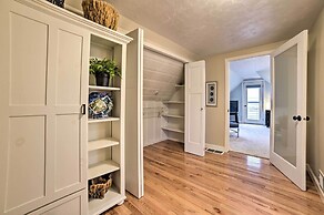 Chic Manistee Cottage: Steps to Lake Michigan!