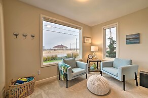 Chic Manistee Cottage: Steps to Lake Michigan!