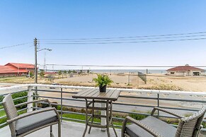 Chic Manistee Cottage: Steps to Lake Michigan!