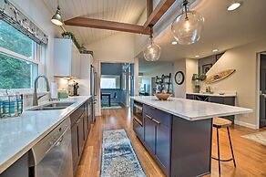 Chic Manistee Cottage: Steps to Lake Michigan!