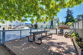 North Bend Home w/ Cornhole Court & Putting Green