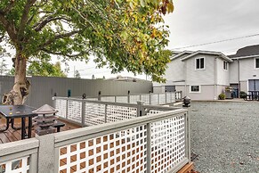 North Bend Home w/ Cornhole Court & Putting Green