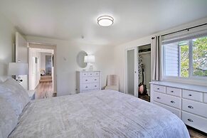 North Bend Home w/ Cornhole Court & Putting Green