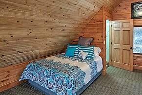 Cozy East Bernstadt Cabin w/ Porch + Fishing Lake!