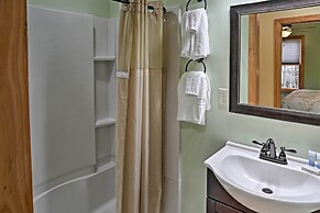 Cozy East Bernstadt Cabin w/ Porch + Fishing Lake!