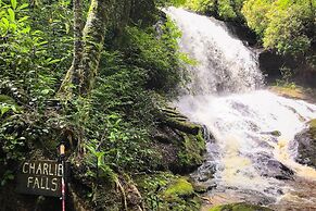 Fire Pit & Deck: Mtn-view Glenville Getaway!