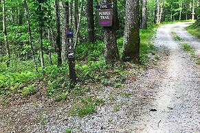 Fire Pit & Deck: Mtn-view Glenville Getaway!