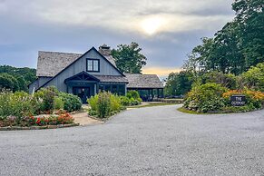 Fire Pit & Deck: Mtn-view Glenville Getaway!