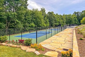 Fire Pit & Deck: Mtn-view Glenville Getaway!