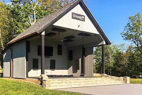 Fire Pit & Deck: Mtn-view Glenville Getaway!