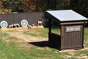 Fire Pit & Deck: Mtn-view Glenville Getaway!