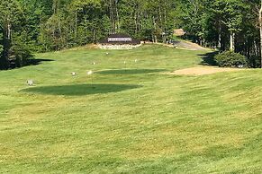 Fire Pit & Deck: Mtn-view Glenville Getaway!