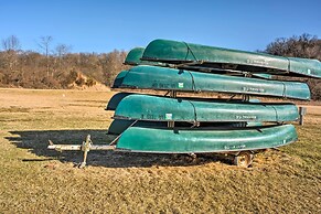 'the Burgundy Cabin' Iowa Retreat: Pond & Fire Pit