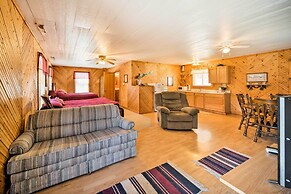 'the Burgundy Cabin' Iowa Retreat: Pond & Fire Pit