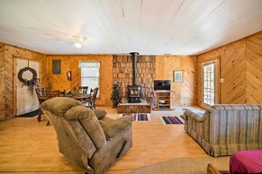 'the Burgundy Cabin' Iowa Retreat: Pond & Fire Pit