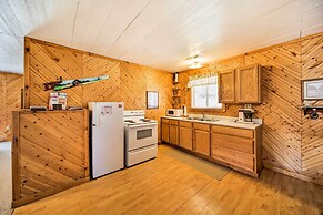 'the Burgundy Cabin' Iowa Retreat: Pond & Fire Pit