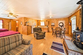 'the Burgundy Cabin' Iowa Retreat: Pond & Fire Pit