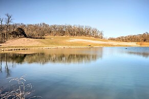 'the Burgundy Cabin' Iowa Retreat: Pond & Fire Pit