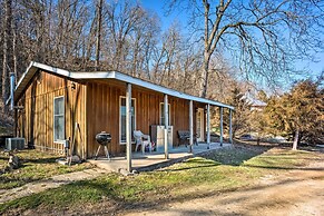 'the Burgundy Cabin' Iowa Retreat: Pond & Fire Pit