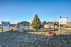 'the Burgundy Cabin' Iowa Retreat: Pond & Fire Pit