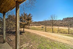 'the Burgundy Cabin' Iowa Retreat: Pond & Fire Pit