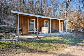 'the Burgundy Cabin' Iowa Retreat: Pond & Fire Pit