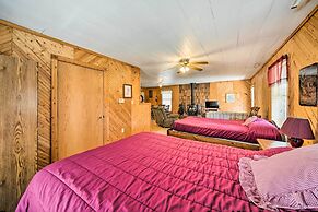 'the Burgundy Cabin' Iowa Retreat: Pond & Fire Pit