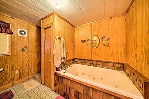 'the Burgundy Cabin' Iowa Retreat: Pond & Fire Pit