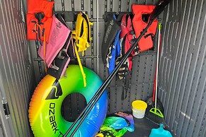 Cozy, New-build Cabin: Steps to Lake Conroe!