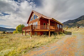 Custom Log Cabin w/ Views - 20 Mi. to Yellowstone!