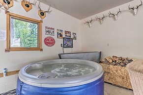 Lead Cabin ~ 9 Mi to Deadwood: Hot Tub + Patio!