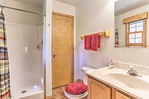 Lead Cabin ~ 9 Mi to Deadwood: Hot Tub + Patio!