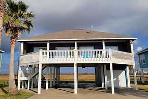 Deck & Grill: Walkable Crystal Beach House!