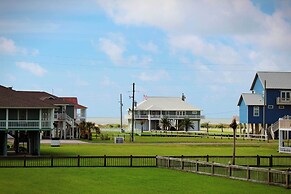 Deck & Grill: Walkable Crystal Beach House!