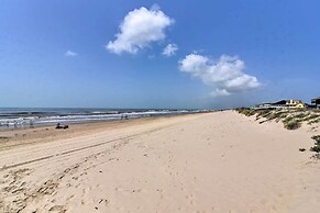 Deck & Grill: Walkable Crystal Beach House!