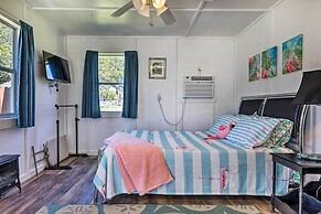 Flirty Flamingo' Studio: 1 Mi to Canyon Lake