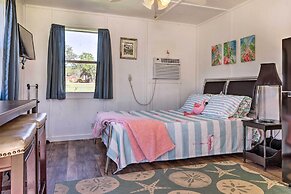 Flirty Flamingo' Studio: 1 Mi to Canyon Lake