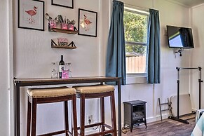 Flirty Flamingo' Studio: 1 Mi to Canyon Lake