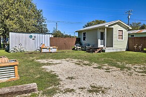 Flirty Flamingo' Studio: 1 Mi to Canyon Lake