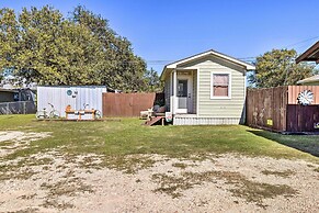 Flirty Flamingo' Studio: 1 Mi to Canyon Lake