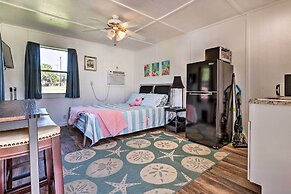 Flirty Flamingo' Studio: 1 Mi to Canyon Lake