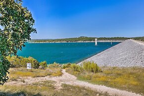 Flirty Flamingo' Studio: 1 Mi to Canyon Lake