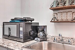 Flirty Flamingo' Studio: 1 Mi to Canyon Lake