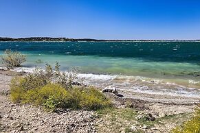 Flirty Flamingo' Studio: 1 Mi to Canyon Lake