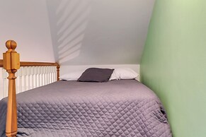 Cozy Westmont Home: Walk to Metra Station!