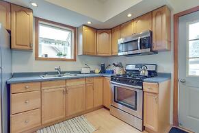 Cozy Westmont Home: Walk to Metra Station!