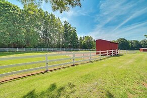 Peaceful Farmhouse w/ Fire Pit: Near Town & Lake!